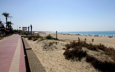 Władze turystycznych regionów Hiszpanii ograniczają wstęp na plaże nocą