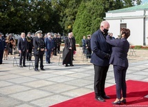 Prezydenckie odznaczenie ks. Głodowskiemu wręczyła minister Halina Szymańska, szefowa KPRP.