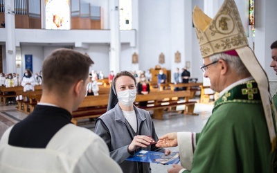 Bp Marek Mendyk wręczył nowym katechetom misje kanoniczne.