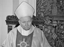 Kard. Marian Jaworski w kościele w Wilamowicach.