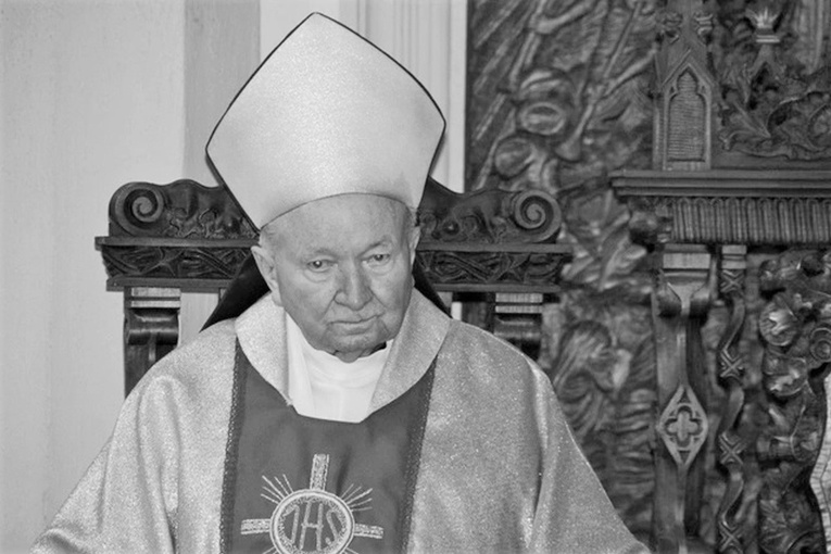 Kard. Marian Jaworski w kościele w Wilamowicach.