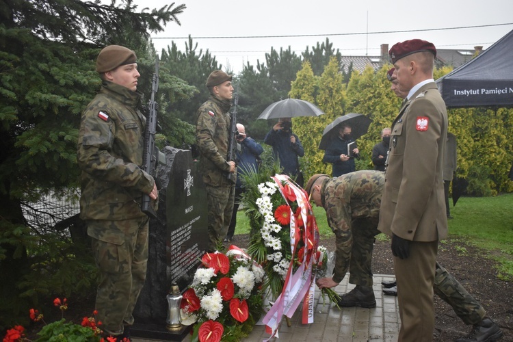 Odsłonięcie obelisku upamiętniającego żołnierzy "Bartka" poległych w Łazach