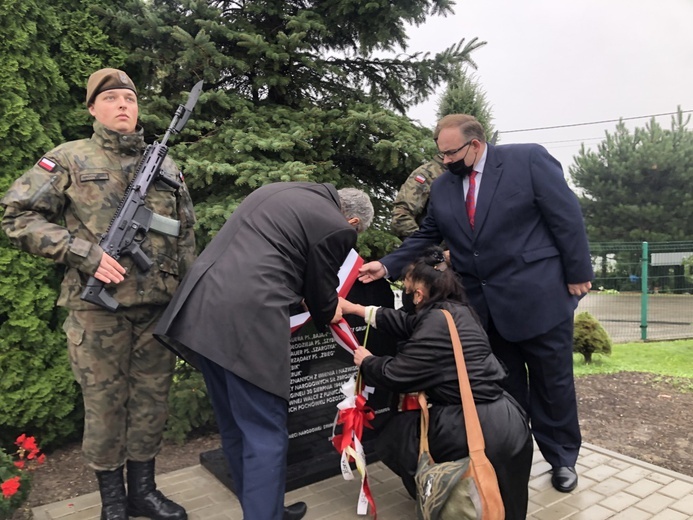 Odsłonięcie obelisku upamiętniającego żołnierzy "Bartka" poległych w Łazach