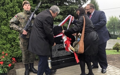 Odsłonięcia dokonali: siostrzenica poległych rodzeństwa: Eugenii i Józefa Rauerów Bogusława Draga, wójt Janusz Pierzyna i dyrektor IPN w Katowicach dr Andrzej Sznajder.