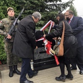 Odsłonięcia dokonali: siostrzenica poległych rodzeństwa: Eugenii i Józefa Rauerów Bogusława Draga, wójt Janusz Pierzyna i dyrektor IPN w Katowicach dr Andrzej Sznajder.