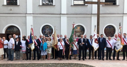 Pamiątkowe zdjęcie ze sztandarami po dziękczynnej Mszy św. w kościele Trójcy Przenajświętszej.