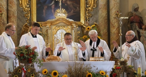 Kapłani wspólnie pobłogosławili dożynkowy bochen chleba.