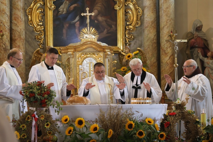 Kapłani wspólnie pobłogosławili dożynkowy bochen chleba.