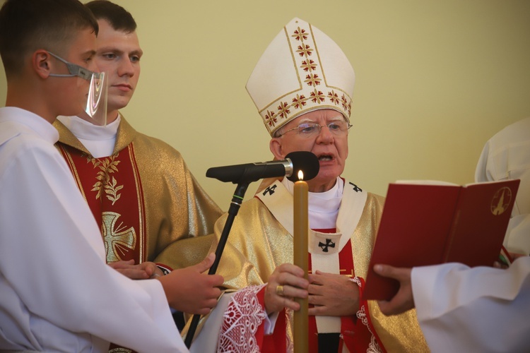 Konsekracja kościoła Matki Bożej Królowej Polski w Łętowem