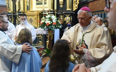 Dzieci, młodzież i dorośli witając abp. Nowackiego gratulowali mu 50. rocznicy święceń kapłańskich.