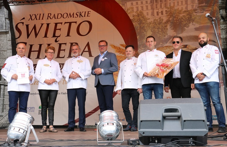 Piekarze zrzeszeni w cechu wręczyli Radosławowi Witkowskiemu klucz św. Kazimierza, który jest znakiem rozpoznawczym radomskich piekarzy.