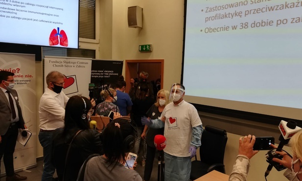 Zabrze. Pierwszy polski pacjent z COVID-19, u którego przeszczepiono płuca wraca do domu o własnych siłach