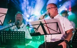 Śpiewający w zespole ks. Krzysztof Krzak zachęcał, aby wykorzystać koncert jako okazję do wspólnej modlitwy.