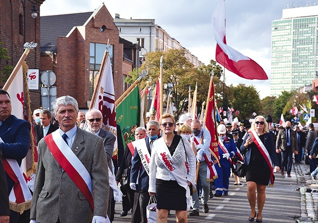 Z pl. Solidarności uczestnicy przeszli do bazyliki św. Brygidy, gdzie odbyła się Msza Święta.