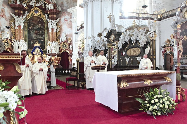 Mszy św. przewodniczył ks. Robert Serafin, dyrektor Caritas Diecezji Legnickiej.