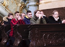 Młodzi coraz częściej odwracają się  od Kościoła, ponieważ nikt nie pomógł im odkryć Bożej miłości.