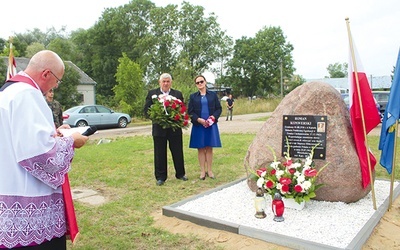 ▲	Obelisk poświęcił ks. kan. Jarosław Arbat, a odsłonili go Bogusława Konwerska, której pradziadek był przyrodnim bratem Romana Konwerskiego, i sołtys Zdzisław Szymański.