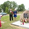 ▲	Obelisk poświęcił ks. kan. Jarosław Arbat, a odsłonili go Bogusława Konwerska, której pradziadek był przyrodnim bratem Romana Konwerskiego, i sołtys Zdzisław Szymański.