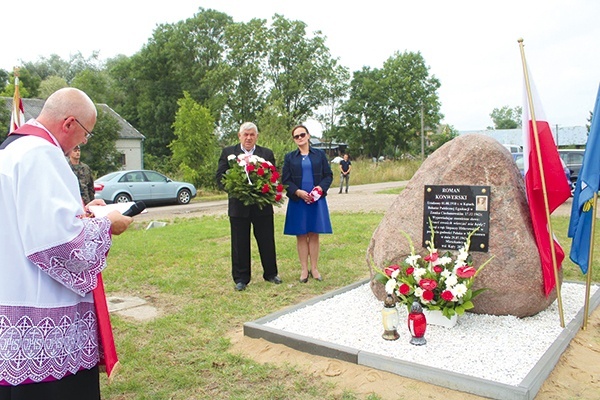 ▲	Obelisk poświęcił ks. kan. Jarosław Arbat, a odsłonili go Bogusława Konwerska, której pradziadek był przyrodnim bratem Romana Konwerskiego, i sołtys Zdzisław Szymański.