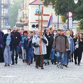 ▲	Wędrowanie do Maryi z krzyżem – karawaką było mocnym znakiem wiary.