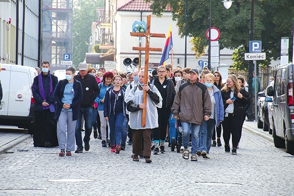 ▲	Wędrowanie do Maryi z krzyżem – karawaką było mocnym znakiem wiary.