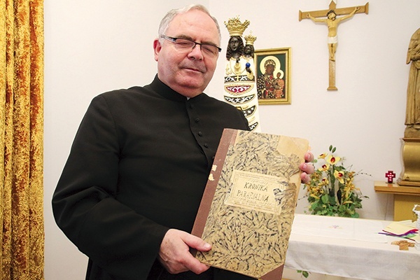 ▲	Ksiądz proboszcz Zbigniew Kaniecki z przetłumaczoną po 100 latach kroniką kapłana.