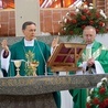 ▲	Liturgii w rogoźnickim kościele przewodniczył bp Adam Bałabuch.