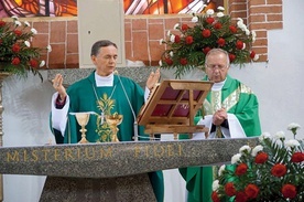 ▲	Liturgii w rogoźnickim kościele przewodniczył bp Adam Bałabuch.