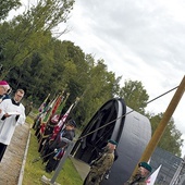 ▲	Bp Marek Mendyk przed Mszą św. poświęcił drewniany krzyż, który wrócił na to samo miejsce po kilkunastu latach. 