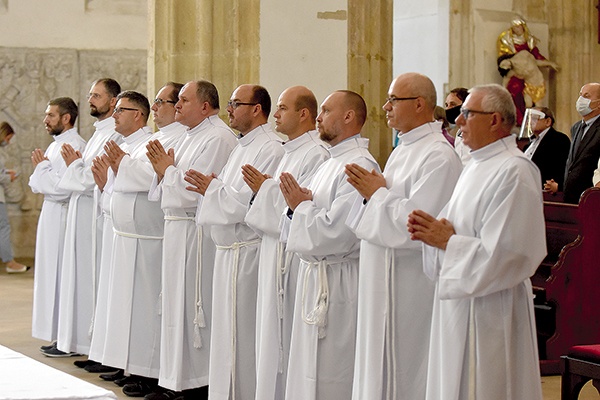 ▲	Po homilii bp Adam włączył kandydatów do grona służby liturgicznej.