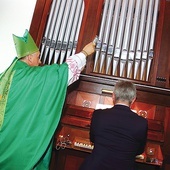 Biskup Włodarczyk pobłogosławił odnowiony 5-głosowy instrument w Chmielnie.