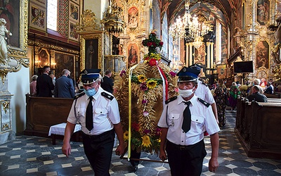 ▲	Gospodarze przygotowali wieńce wykonane z zebranych zbóż i innych uprawianych roślin.