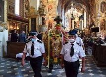 ▲	Gospodarze przygotowali wieńce wykonane z zebranych zbóż i innych uprawianych roślin.