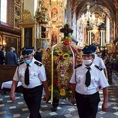 ▲	Gospodarze przygotowali wieńce wykonane z zebranych zbóż i innych uprawianych roślin.