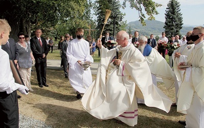 Błogosławieństwo tablicy upamiętniającej pilotkę.