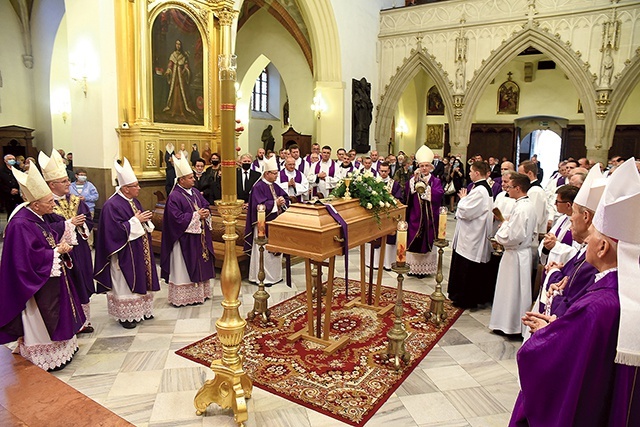 Uroczystości pogrzebowe w tarnowskiej katedrze.