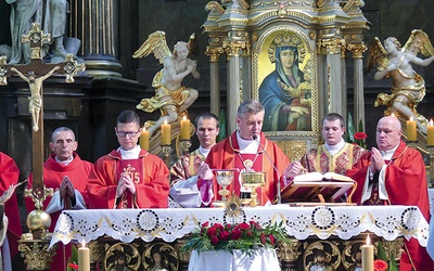 Biskupi Roman Pindel i Piotr Greger oraz ks. Marek Studenski wraz z cieszyńskimi duszpasterzami celebrowali Mszę św.  w kościele św. Marii Magdaleny.