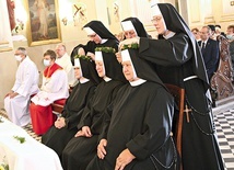 Jubilatki otrzymują poświęcone wianki – znak przyszłej chwały niebieskiej.