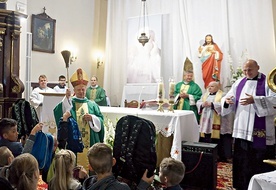 Podczas Eucharystii bp Henryk Tomasik pobłogosławił uczniom przybory szkolne.