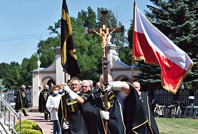 Do świątyni weszli w procesji.