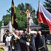 Do świątyni weszli w procesji.