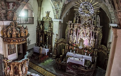 Wyposażenie kościoła pochodzi z XVIII wieku.