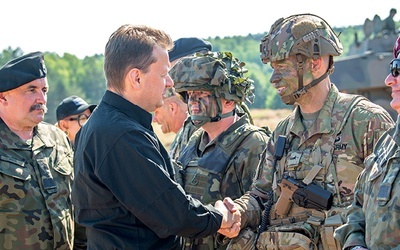 17 czerwca 2020 r. Minister Błaszczak rozmawia z żołnierzami US Army uczestniczącymi w ćwiczeniach Defender Europe 20+ w Drawsku Pomorskim.