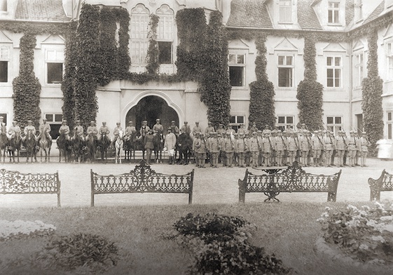 Fotografia wykonana 27 lipca 1920 r. na zamkowym dziedzińcu.