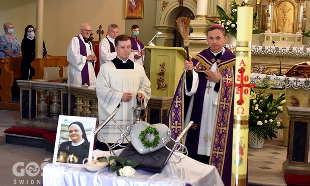 Bp Adam Bałabuch w czasie obrzędu pogrzebowego s. Łucji.