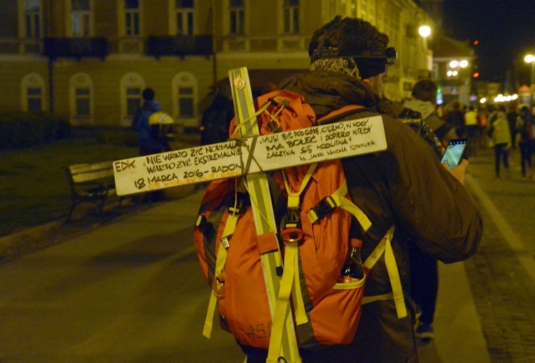 Wyposażenie uczestnika EDK to: latarka, najlepiej czołowa, kamizelka odblaskowa/odblaski, plecak, termos z ciepłym napojem, coś do jedzenia, różaniec, oraz krzyż i mapa oraz aplikacja w smartfonie.