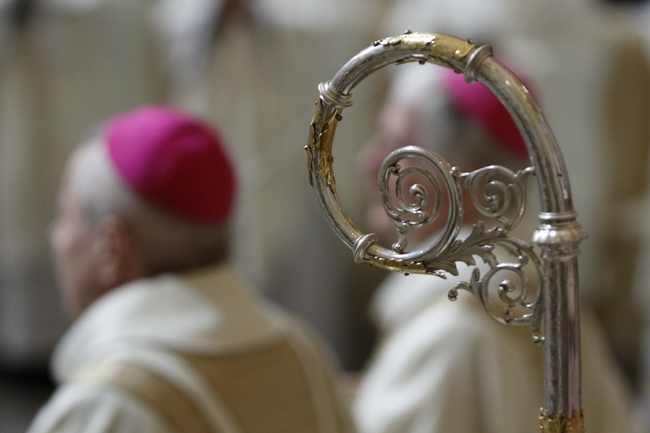 Jednym z symbolicznych gestów przekazania władzy biskupiej jest wręczenie przez poprzednika diecezjalnego pastorału.