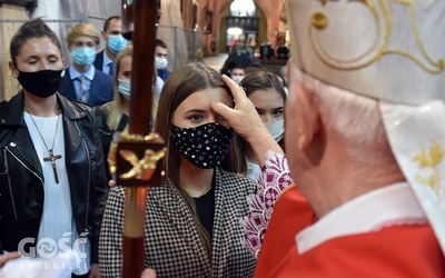 Bp Ignacy Dec udzielający sakramentu bierzmowania.