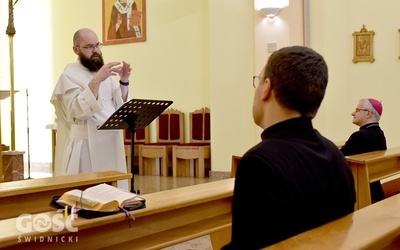 O. Tomasz w czasie jednej z konferencji, na której odwiedził uczestników bp Marek Mendyk.