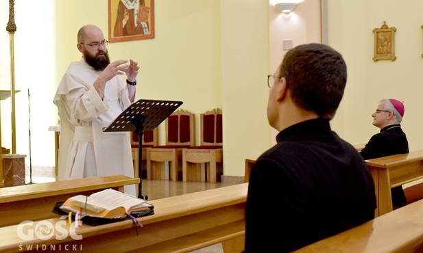 O. Tomasz w czasie jednej z konferencji, na której odwiedził uczestników bp Marek Mendyk.